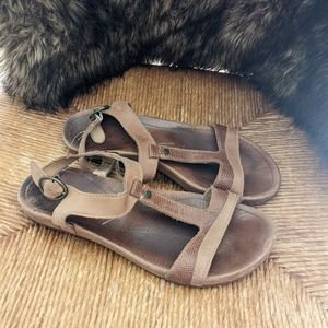 Olukia Leather Sandals Size 8 🌈☀️